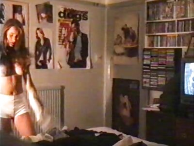 In der sexfilm mit alten frauen Umkleidekabine des Ladens probiert das Mädchen einen neuen Badeanzug an
