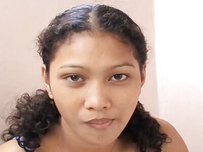 Er sexfilme ab 50 küsste eine große junge Frau mit Brille auf eine unrasierte Muschi